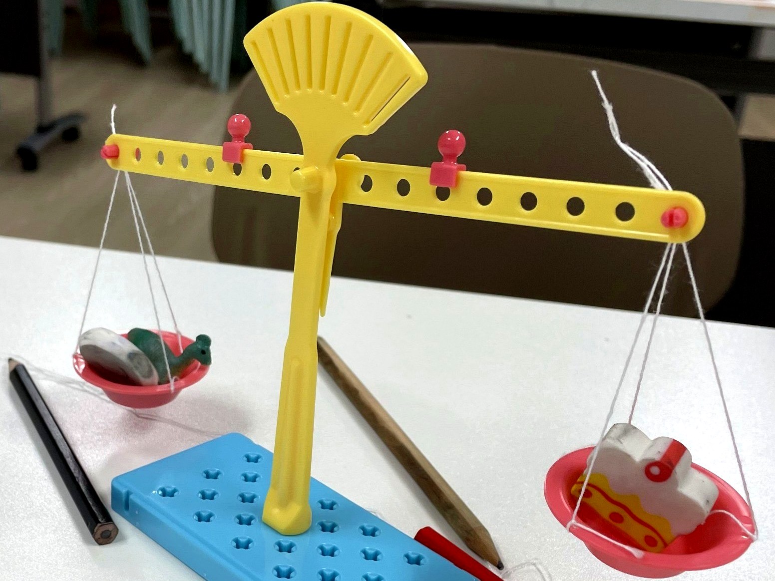 Classroom balance scale science kit